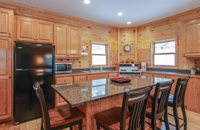MINONG FLOWAGE - PRIVATE 6 ACRE SETTING ON BEAUTIFUL MINONG FLOWAGE -SLEEPS 8-10