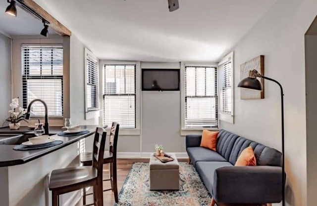Mins from Downtown & Dining, Dauphin Darling 4