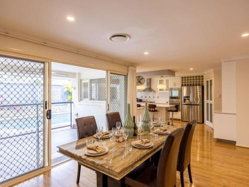 Mins to Shop n Lake 4 beds family retreat with pool