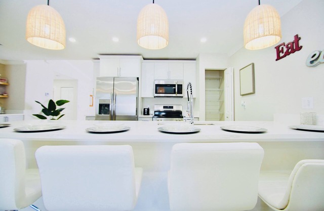 Mins to the beach, avenue, restaurant's and nightlife!