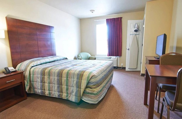 Minutes Away from Longhorn Museum! 4 Units w/ Full Kitchens & Free Parking!
