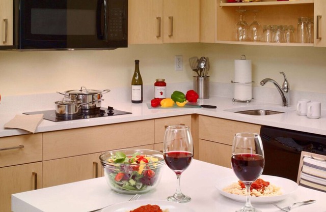 Minutes from Mennen Sports Arena! Kitchenette, Free Parking, Pets Allowed!