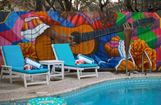 Minutes from airport, hot tub, pool, mini golf, game room