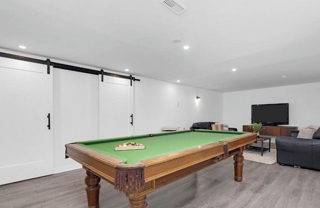 Minutes from Osprey golf! Full modern home in Alton with pool table and sauna.