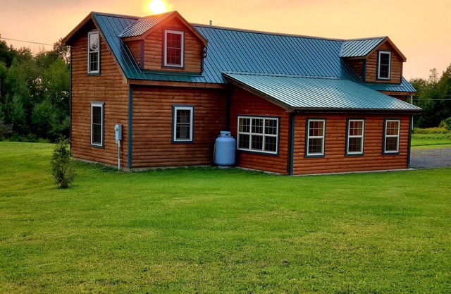 Minutes From Salmon River, On Snowmobile/ATV Trail, Fire Pit, WiFi, Grill, A/C