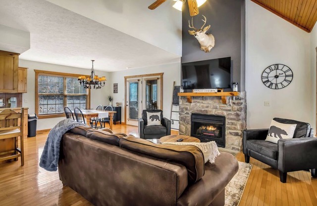 Minutes from SDC! Pools! Scenic Wooded Views! Lake!