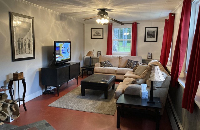 Minutes from the heart of Ellicottville! Beautiful 4 bedroom, sleeps 10.