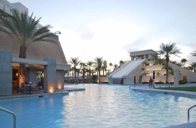 Minutes to Airport|Las Vegas Attractions Nearby|Pool and Parking