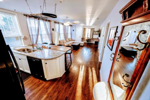 Minutes to DC! Pet is ok! 2BR Retreat Free Parking & BBQ