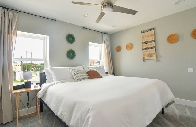 Minutes to Downtown & Waterfronts with rooftop deck!