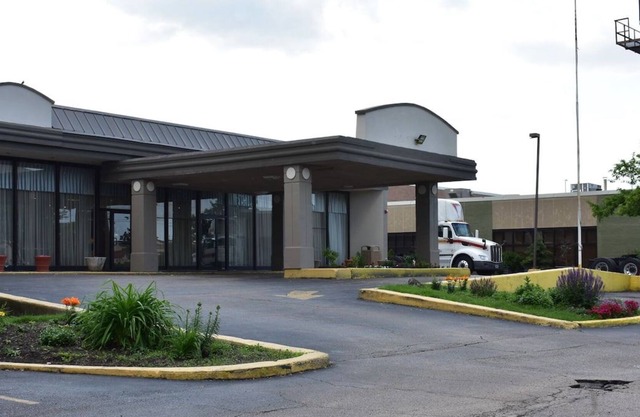Minutes to Frank Lloyd House, Free Parking, Budget-friendly, Bring Your Pet!