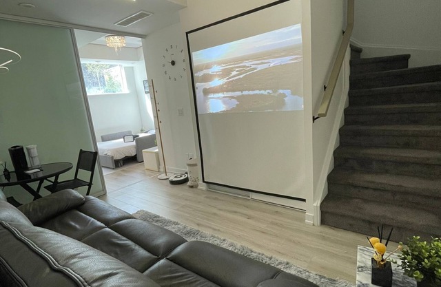 Minutes to Subway Station! Entire Floor w/Private Living room & Ensuite bathroom