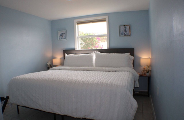 Minutes to the beach : Private guest house, King bed