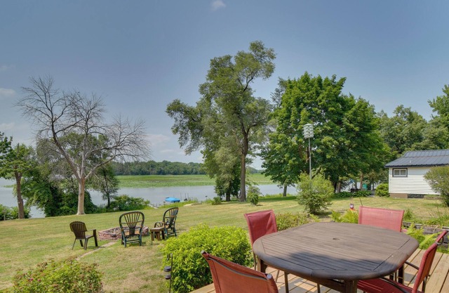 Mississippi River Retreat: Game Room & Deck!