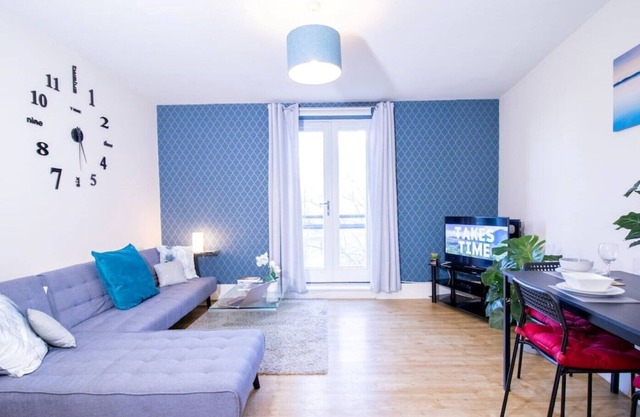 MK Business & Staycations sleeps 4,PARKING, 2 BATH