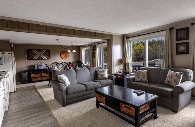 ML 161: Spacious 3BR summer getaway. New deck and mins to bike trails!