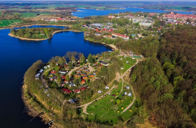 Mobilheim und Blockhaus mit Seeblick