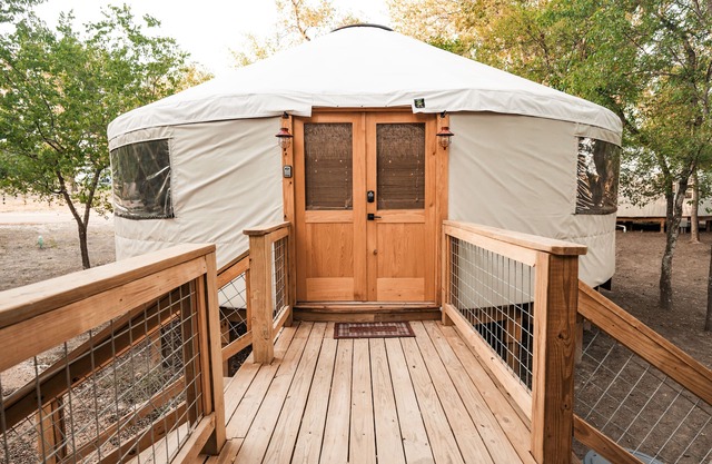 Mockingbird/River Yurt Village/Hot Tub/Medina River/Block from Main!