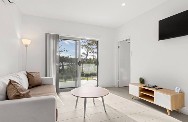 Modern 1 Bed Apartment - 6 Min walk to beach