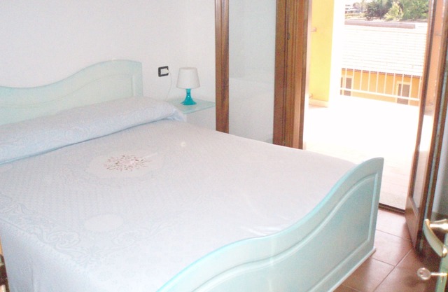 Modern 1 bed apartment sleep 3 sea view only 700mt from sea