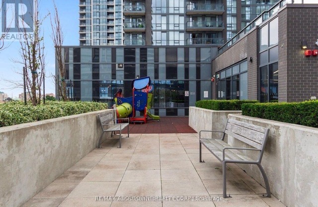 Modern 1-Bed+ Den Condo in Sauga|Pool, Gym & More!