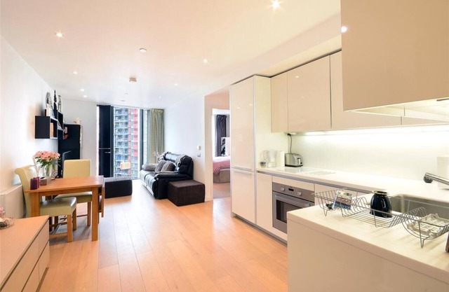 Modern 1-bed flat close to train & underground with great views & 24/7 security