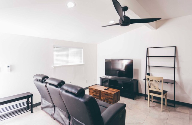 Modern 1 BR Sacramento Guest House Close to Everything