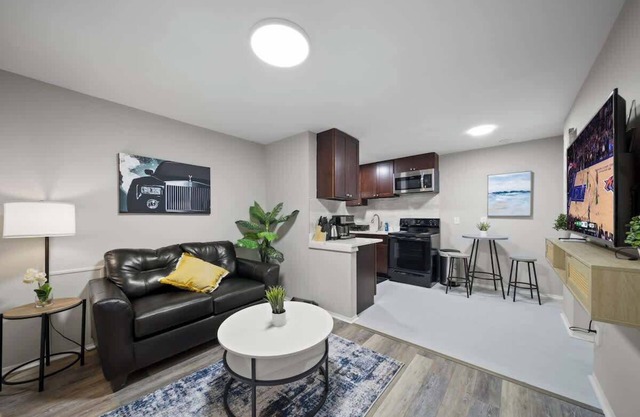 Modern 1BD Apartment Near Ferndale