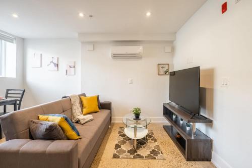 Modern 1BR Apartment - 8min walk to High Park Nearest Intersection Alhambra Ave