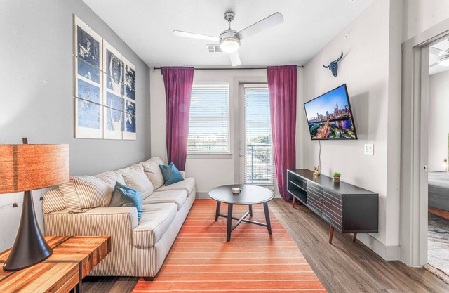 Modern 1BR luxe suite close to DT w/fast WiFi