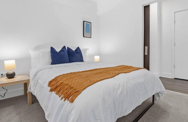 Modern 1BR Skyline Views Rooftop + Pool