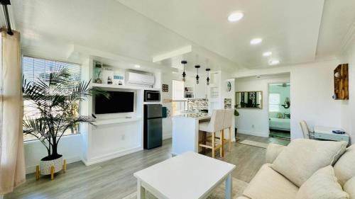 Modern 1BR Suite Boutique 5 Miles to Beach