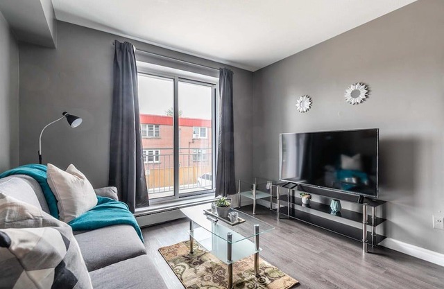 Modern 1BR Unit - Steps To Downtown!