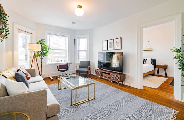 Modern 2/1 Apt near the Villages | Free Parking