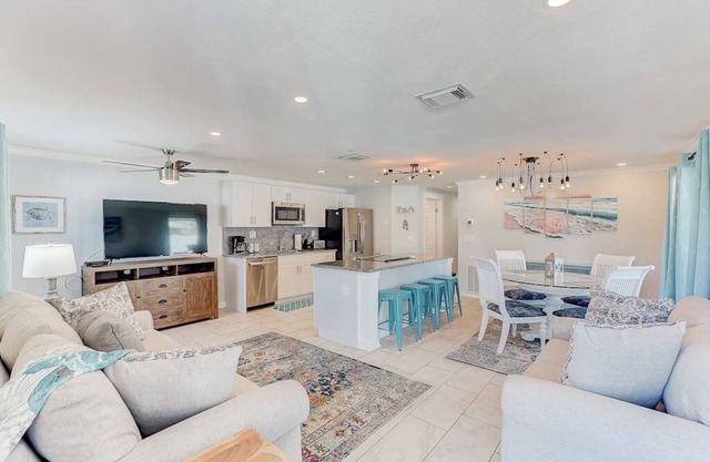 *Modern 2/2 condo w/pool 6 mins to IMG*