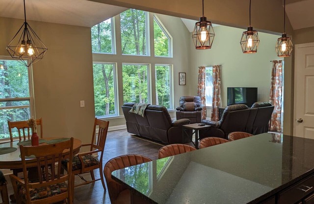 Modern 2 BD cabin | hot tub | Games | Central Loc