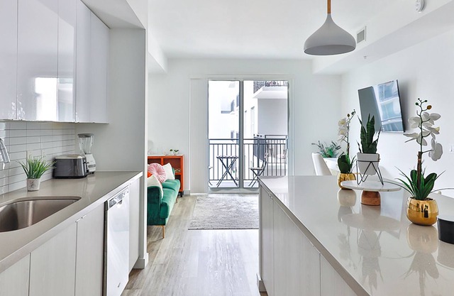 Modern 2-BD Retreat in Vibrant Channelside District