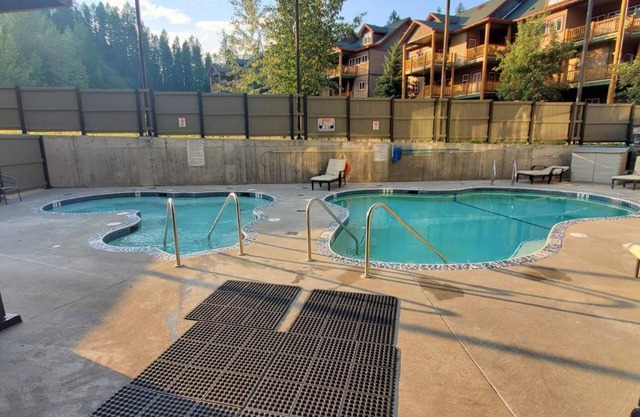 ✫ Modern 2 bed 2 bath condo w/pool & hot tub at the base of ski hill