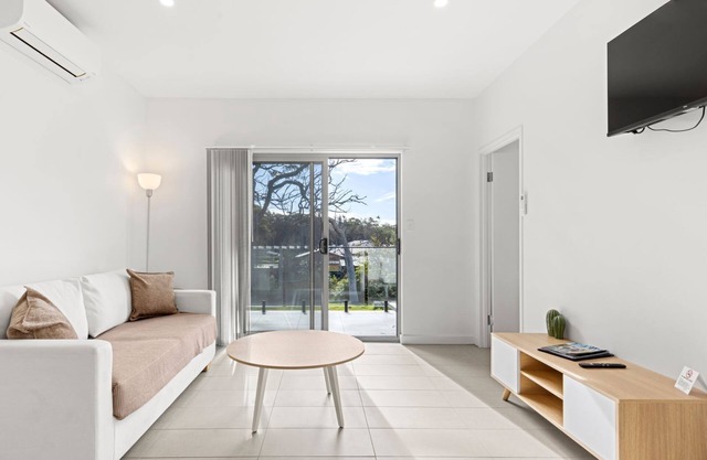 Modern 2 Bed Apartment with BBQ - 6 Min walk to beach