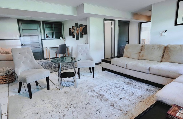 Modern 2 Bed Basement Apartment KC: Quiet Central