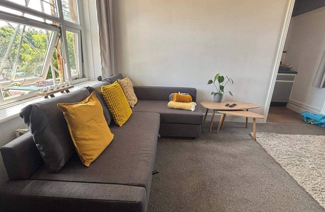 Modern 2-bed Victorian Apartment - Sleeps 6 & Pets