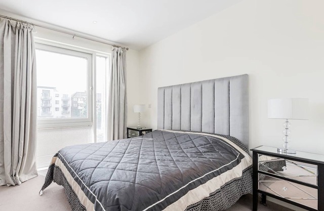 *Modern 2 Bedroom 2 Bath Apartment- Riverside Location*