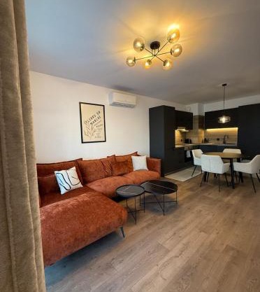 Modern 2 Bedroom - 2 Baths - Private Garage Free in Center