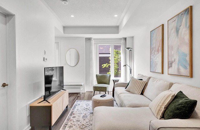 Modern 2-Bedroom 3 Bath Townhome Near Lake & Downtown