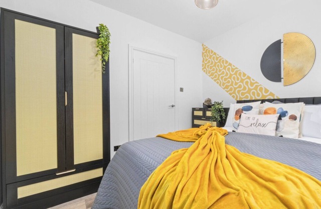 Modern 2 bedroom apartment with parking and wifi.