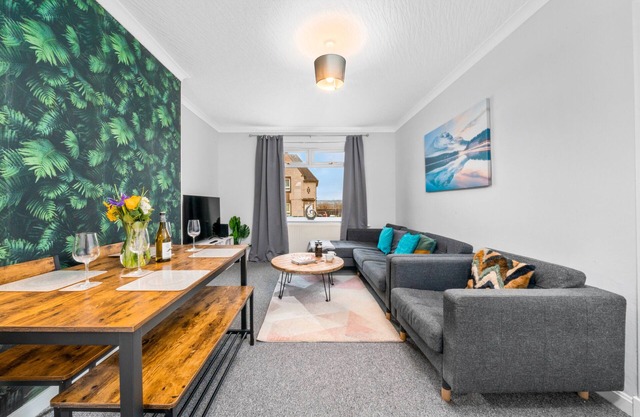 Modern 2 bedroom apartment with shower room