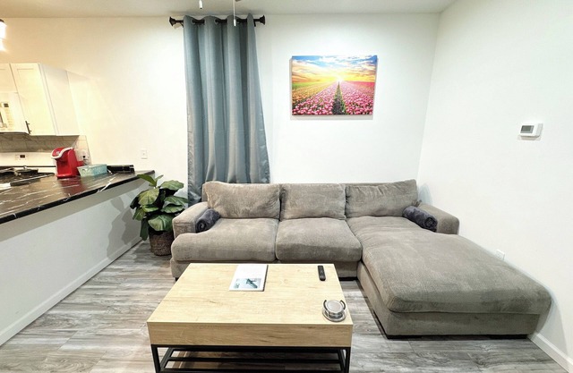 Modern 2-bedroom Apt - 1.5 Baths, En-suite Master, with WiFi, AC, free parking