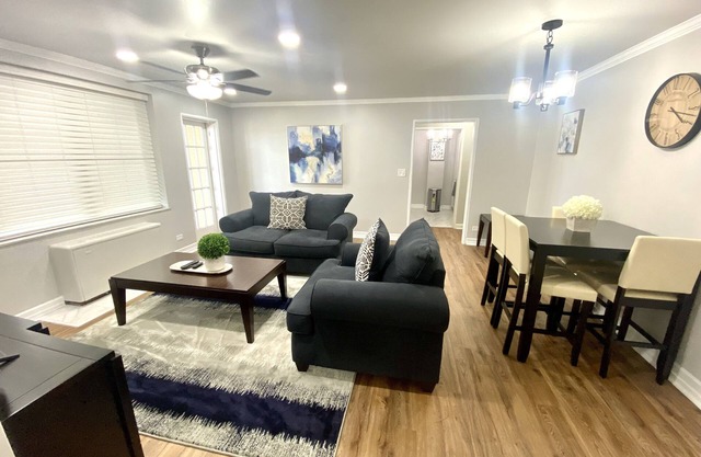 Modern 2 bedroom Condo w/Skyline View