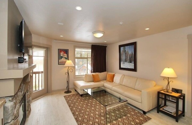 Modern 2 bedroom, 2 bath - Steam Shower in Master Bath, Smart TV