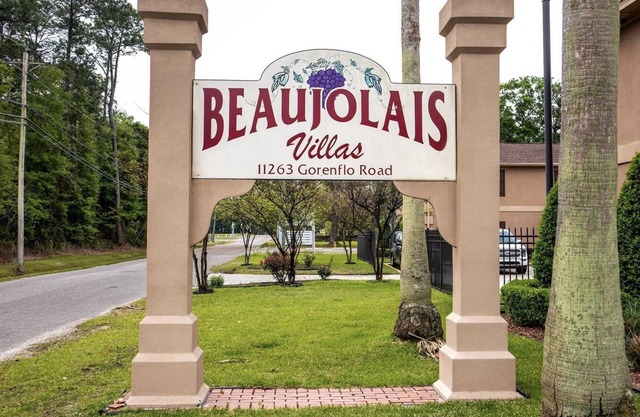 Modern 2-Bedroom Villa with WiFi, Kitchen, Pool apartment in D'Iberville